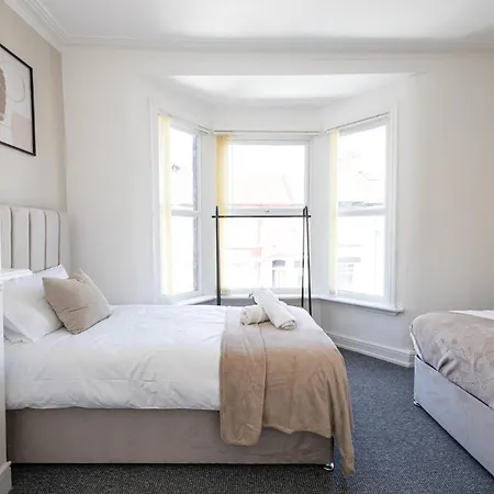 New Listing Stunning Liverpool Abode Lounge Room Sleeps 9 Exterior photo