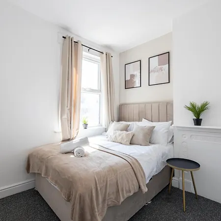 New Listing Stunning Liverpool Abode Lounge Room Sleeps 9 Exterior photo
