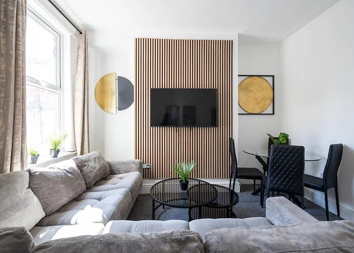 New Listing Stunning Liverpool Abode Lounge Room Sleeps 9