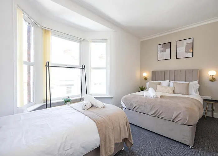 New Listing Stunning Liverpool Abode Lounge Room Sleeps 9