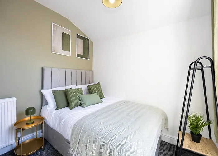 New Listing Stunning Liverpool Abode Lounge Room Sleeps 9