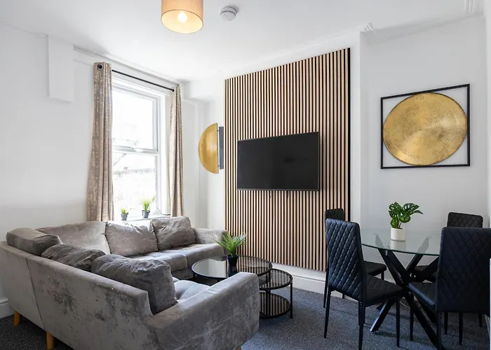 New Listing Stunning Liverpool Abode Lounge Room Sleeps 9