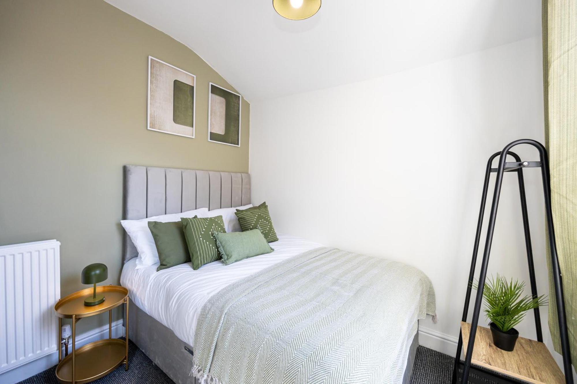 New Listing Stunning Abode Lounge Sleeps 9 *