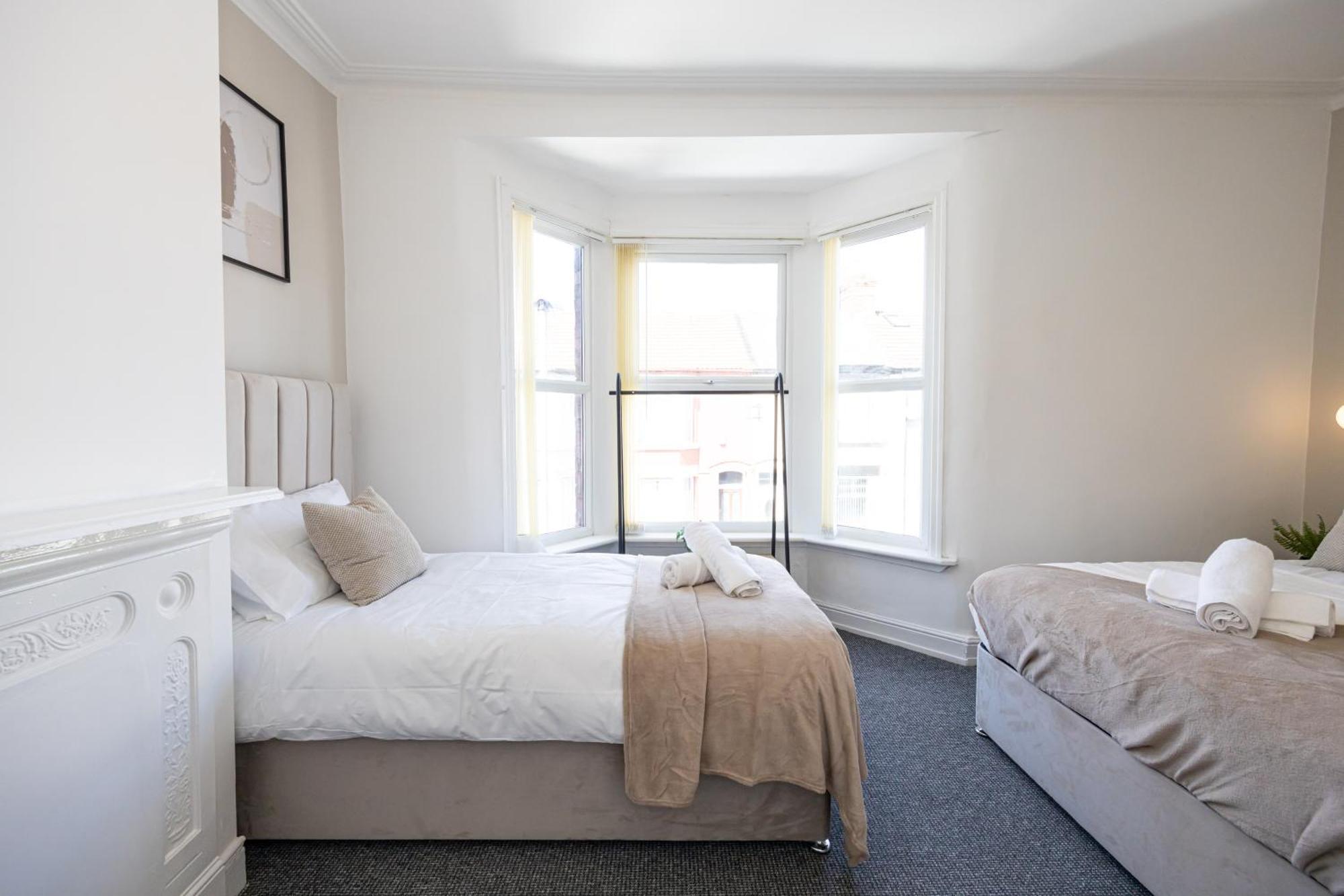 New Listing Stunning Abode Lounge Sleeps 9 * Liverpool