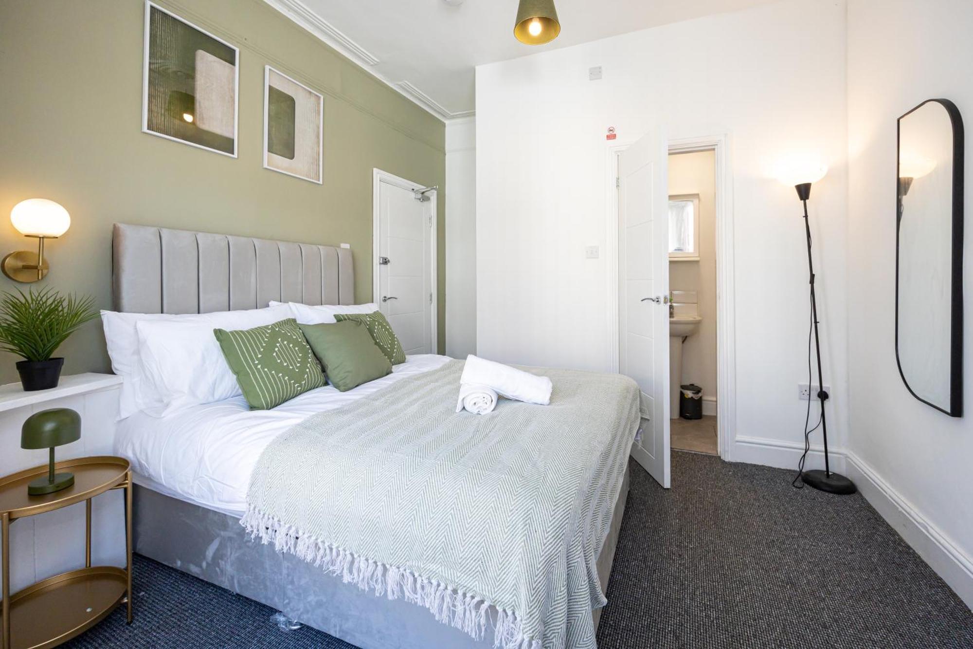 New Listing Stunning Abode Lounge Sleeps 9