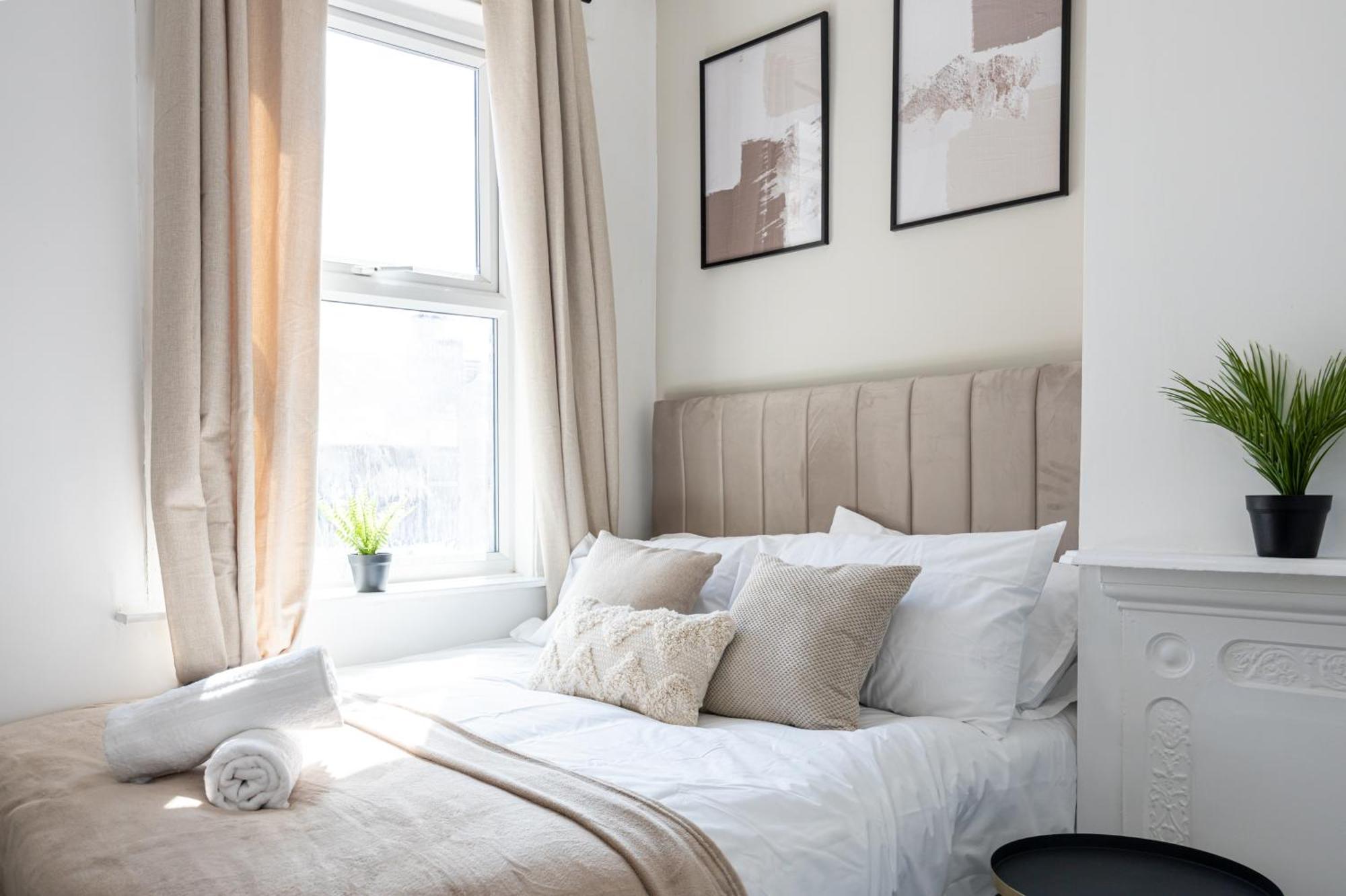 New Listing Stunning Abode Lounge Sleeps 9 Holiday home *