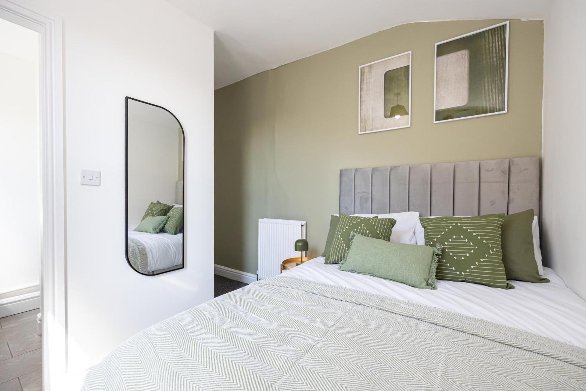 New Listing Stunning Abode Lounge Sleeps 9 *