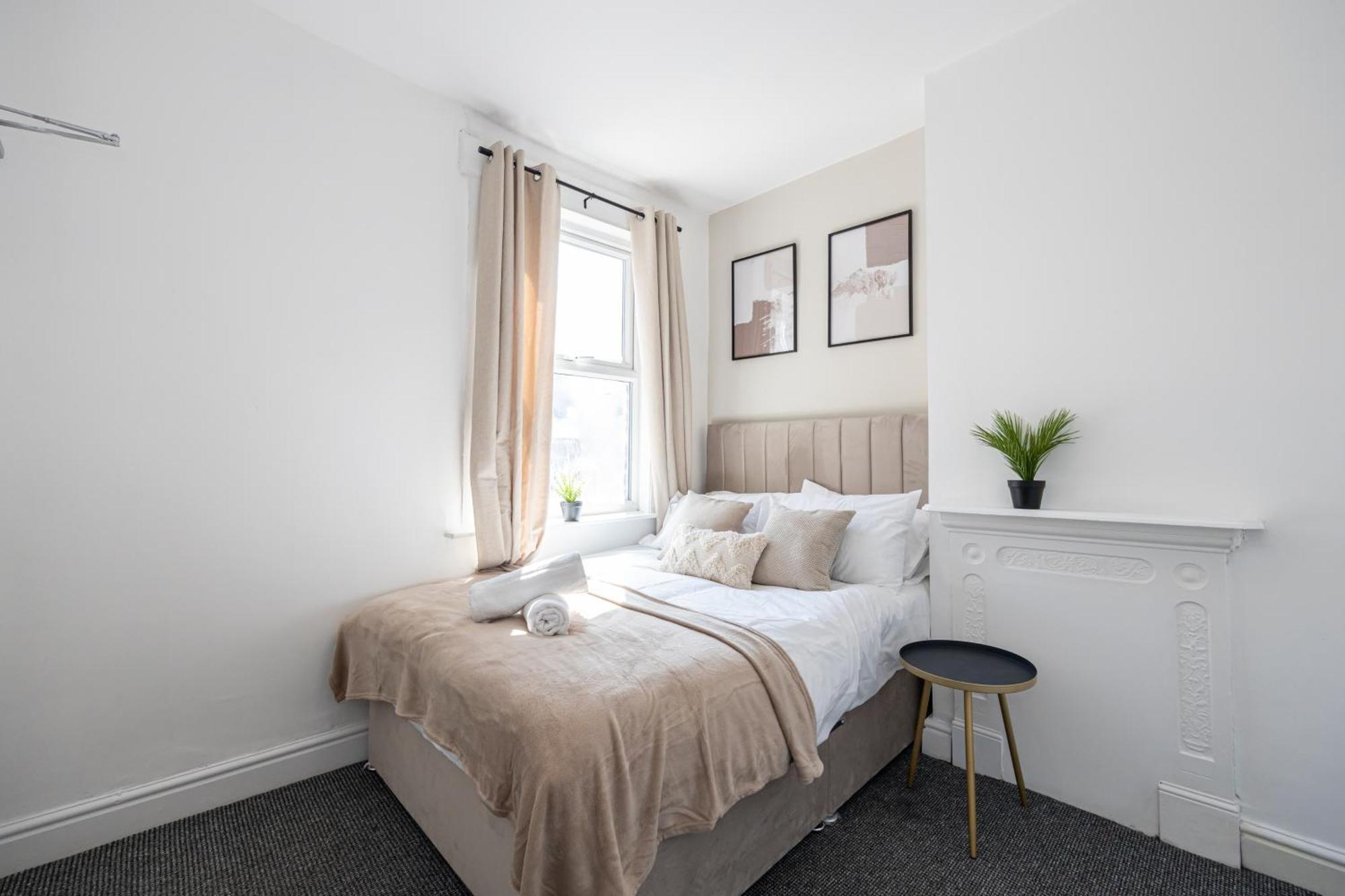 New Listing Stunning Abode Lounge Sleeps 9