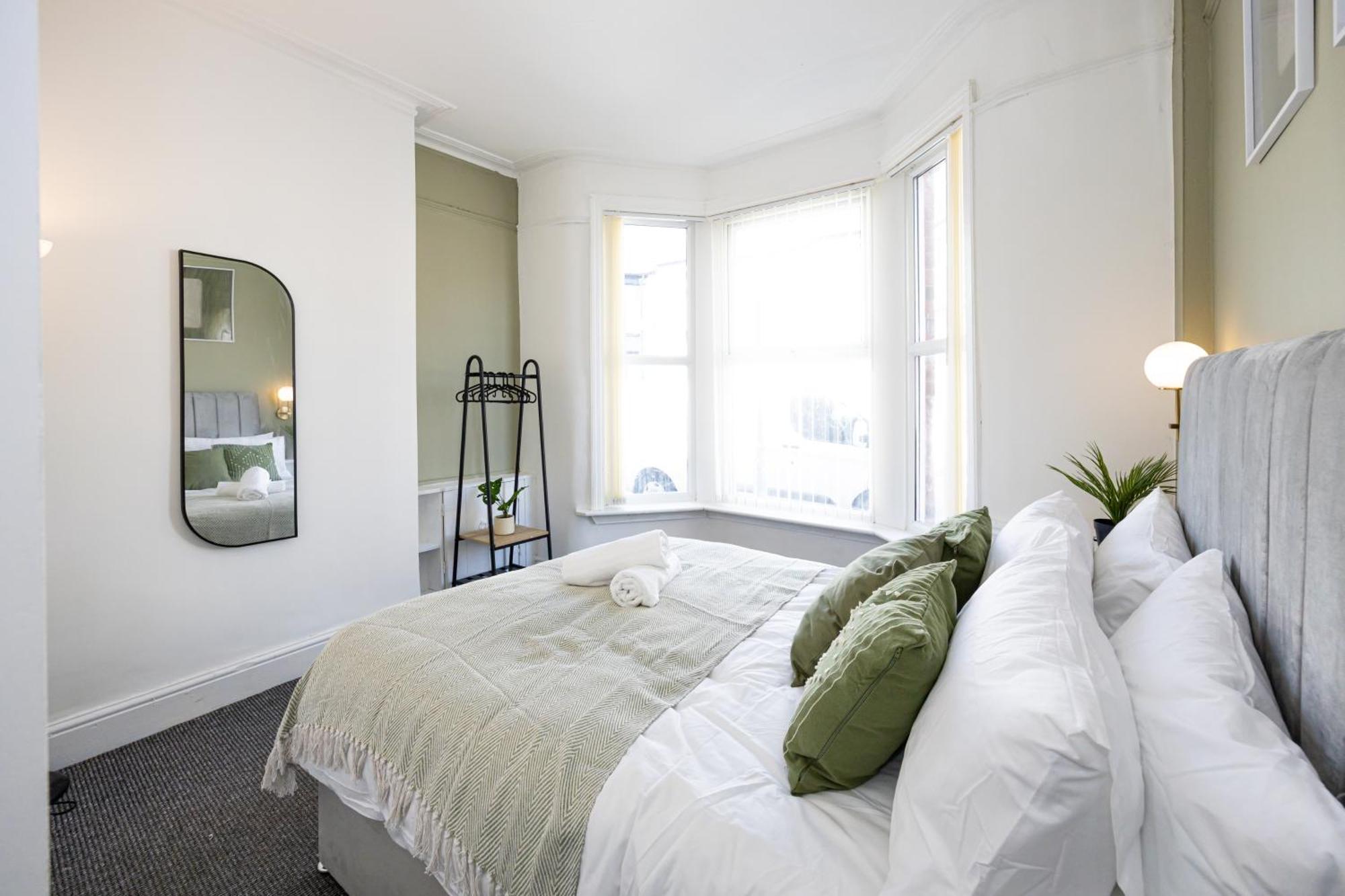 New Listing Stunning Abode Lounge Sleeps 9 *