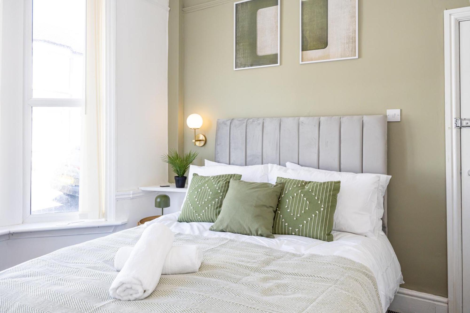 New Listing Stunning Abode Lounge Sleeps 9 *