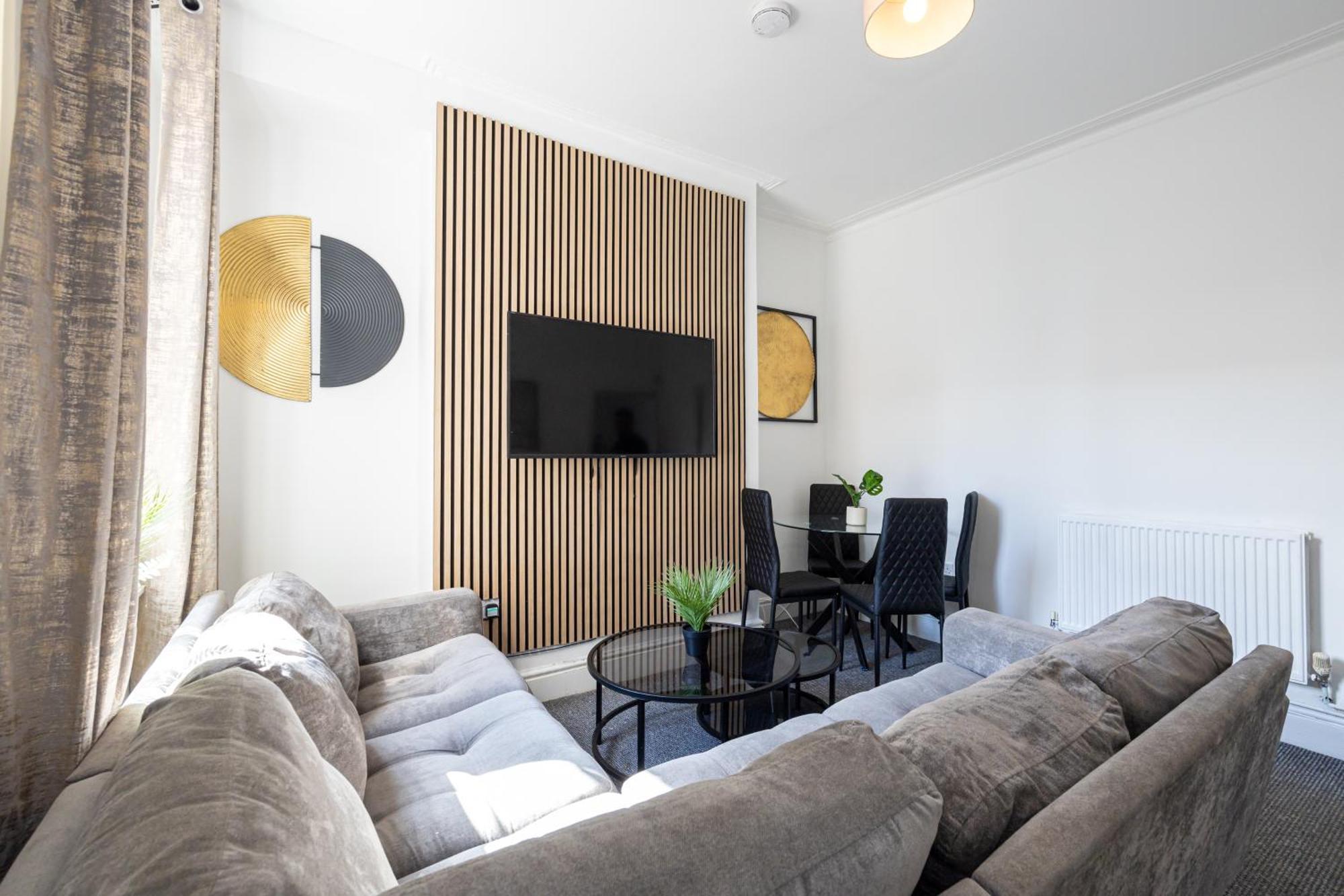 New Listing Stunning Abode Lounge Sleeps 9 Holiday home Liverpool