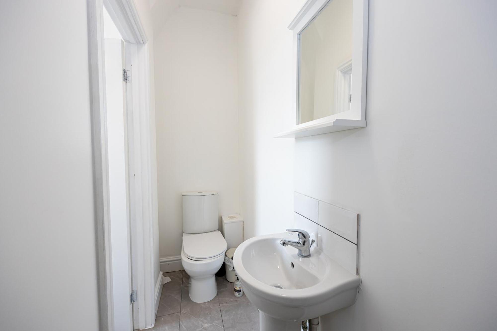 New Listing Stunning Abode Lounge Sleeps 9 Liverpool