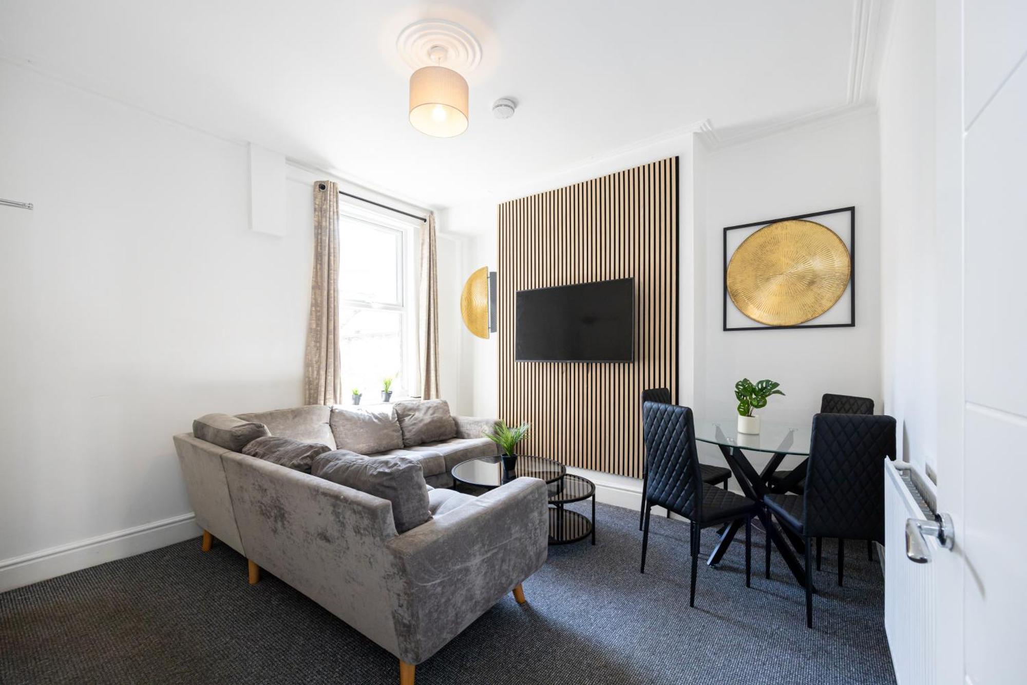 Holiday home New Listing Stunning Abode Lounge Sleeps 9