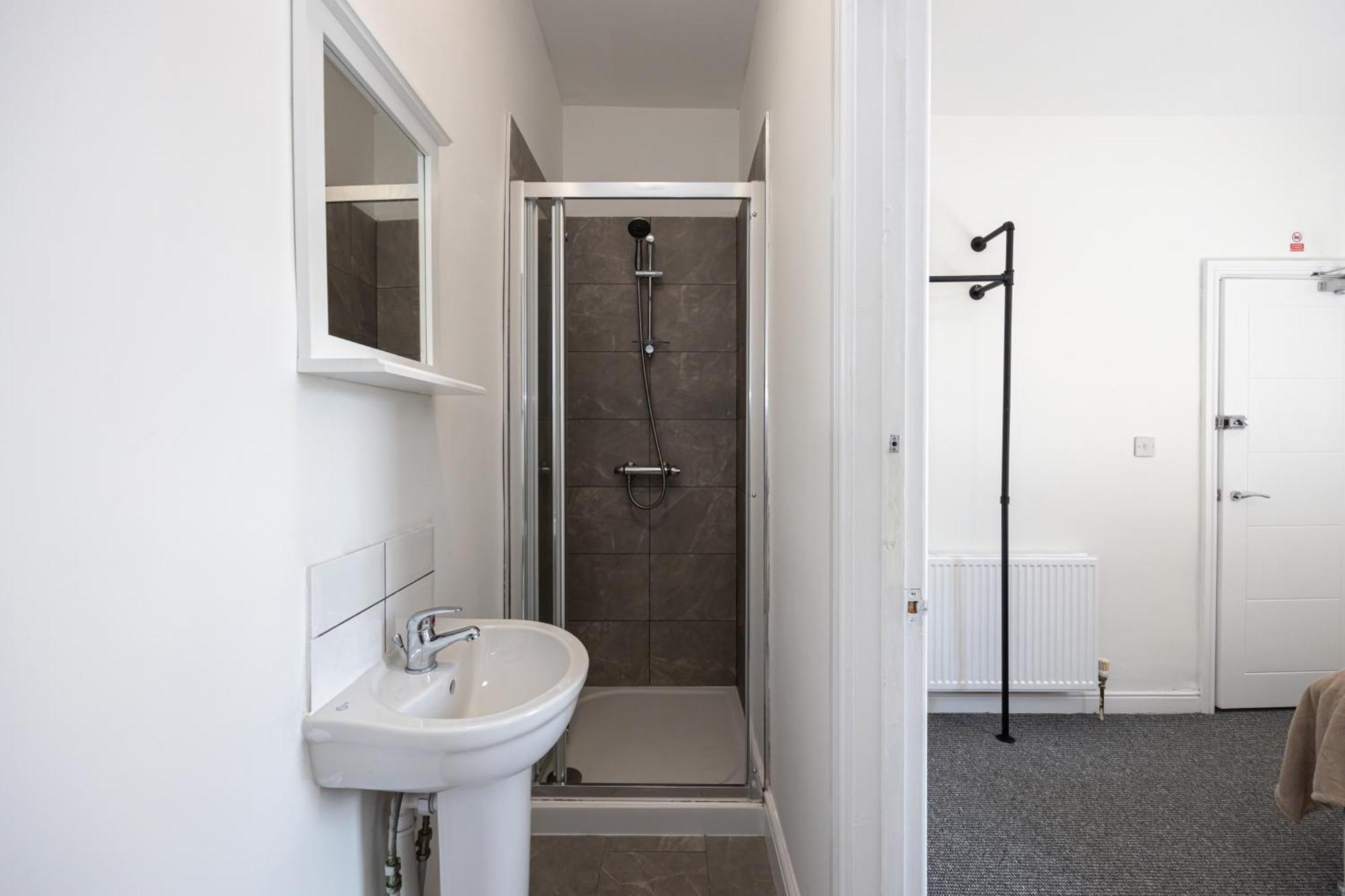New Listing Stunning Abode Lounge Sleeps 9 * Liverpool
