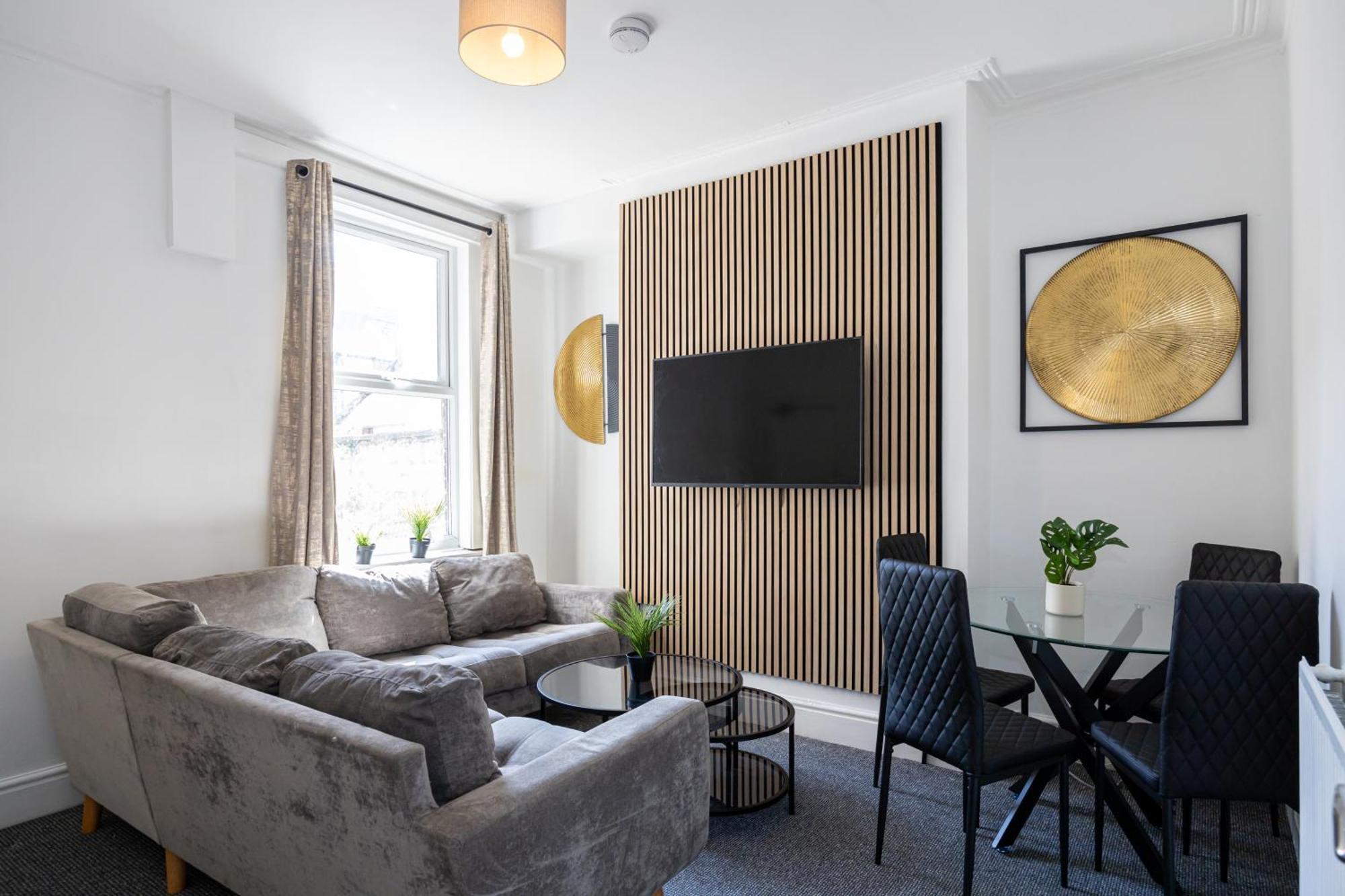 Holiday home New Listing Stunning Abode Lounge Sleeps 9